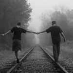 coppia che passeggia sulle rotaie