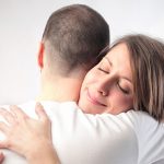 coppia che si abbraccia