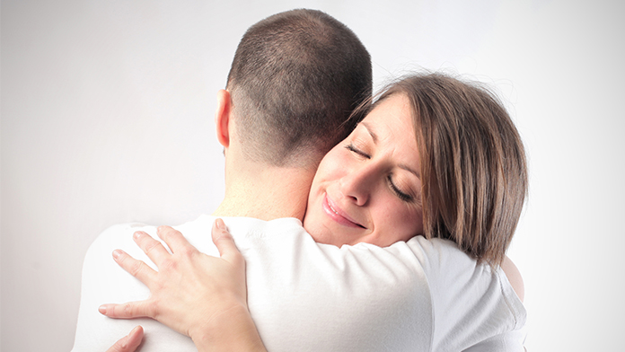 coppia che si abbraccia