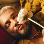 Foto di Antonino con un fiore bianco