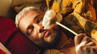 Foto di Antonino con un fiore bianco