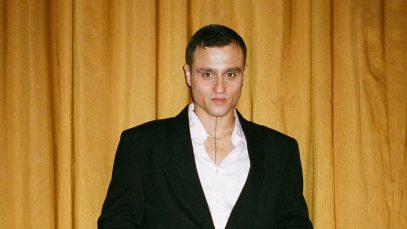 Foto di Ethan su sfondo giallo