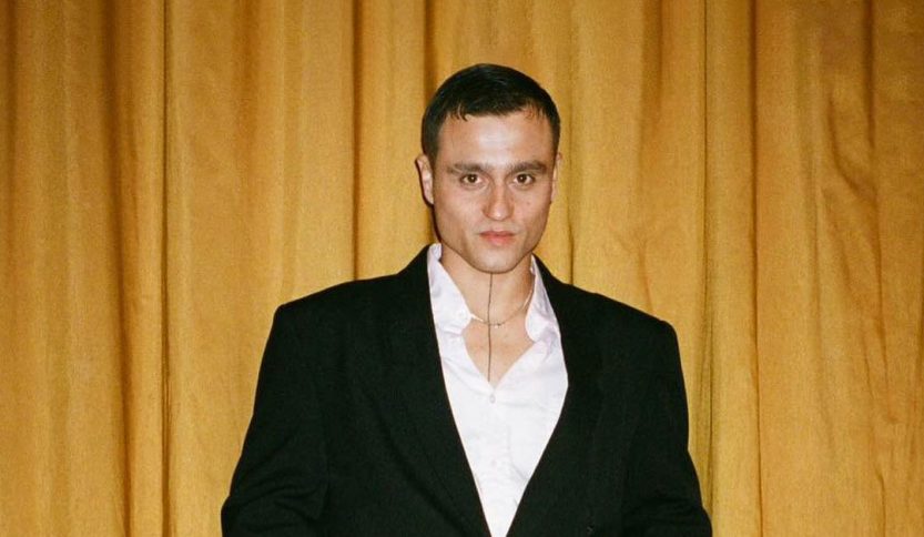 Foto di Ethan su sfondo giallo