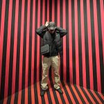 Foto di J-Malo su fondale a righe rosse e nere