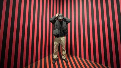 Foto di J-Malo su fondale a righe rosse e nere