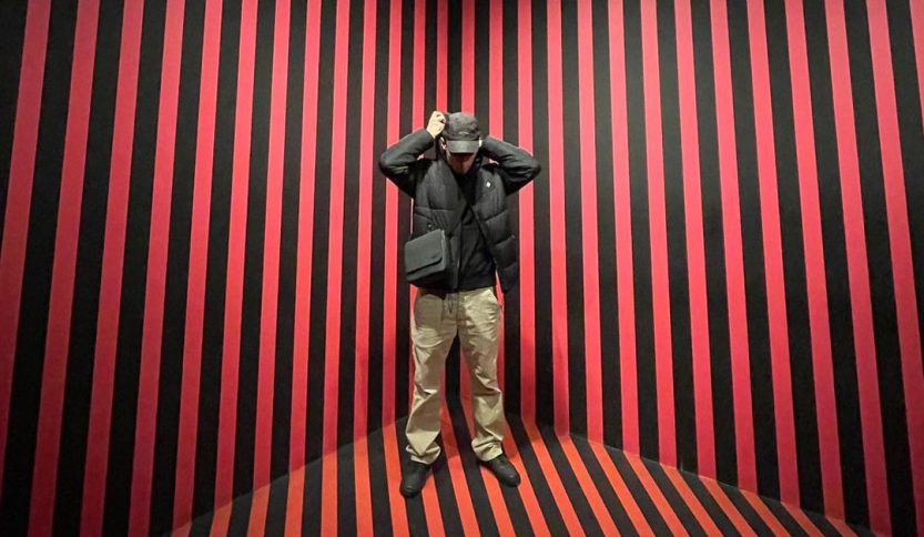 Foto di J-Malo su fondale a righe rosse e nere