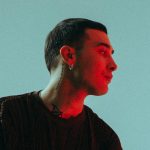 Foto di Jeson su fondo azzurro