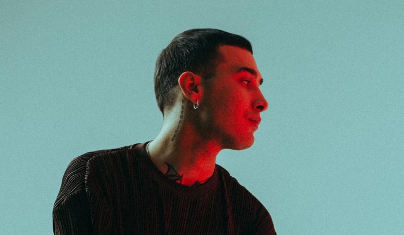 Foto di Jeson su fondo azzurro