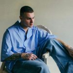 Foto di Nashley su di una poltrona usata per lancio del singolo Amelie