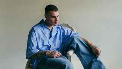 Foto di Nashley su di una poltrona usata per lancio del singolo Amelie