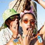 Nina Zilli e Danti con sfondo di un mulino.