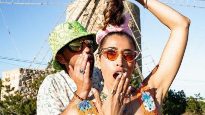 Nina Zilli e Danti con sfondo di un mulino.