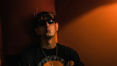 Foto di Noodles con una corona