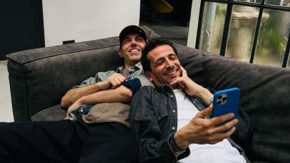 Foto degli Zero Assoluto su un divano