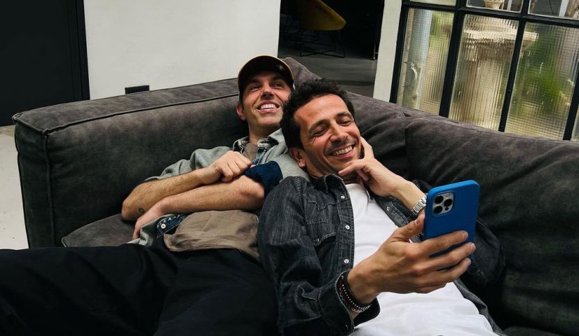 Foto degli Zero Assoluto su un divano