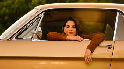 Emma affacciata al finestrino di una Mustang