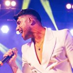 Marco Carta canta al microfono