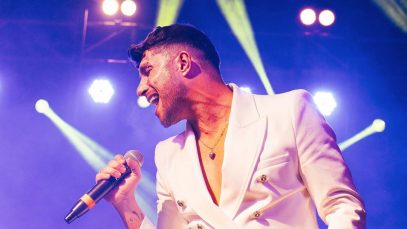 Marco Carta canta al microfono