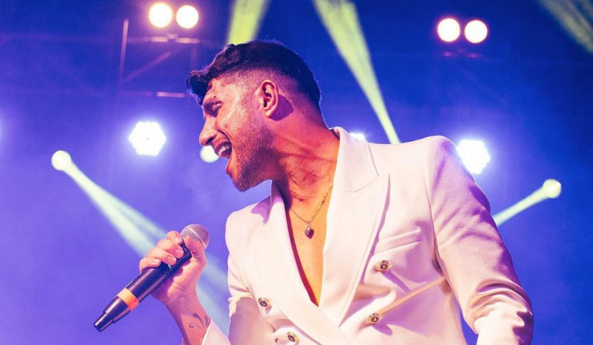 Marco Carta canta al microfono