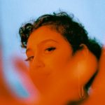 Foto di Sexile con mani davanti al viso.