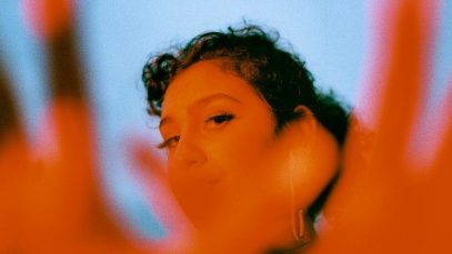 Foto di Sexile con mani davanti al viso.