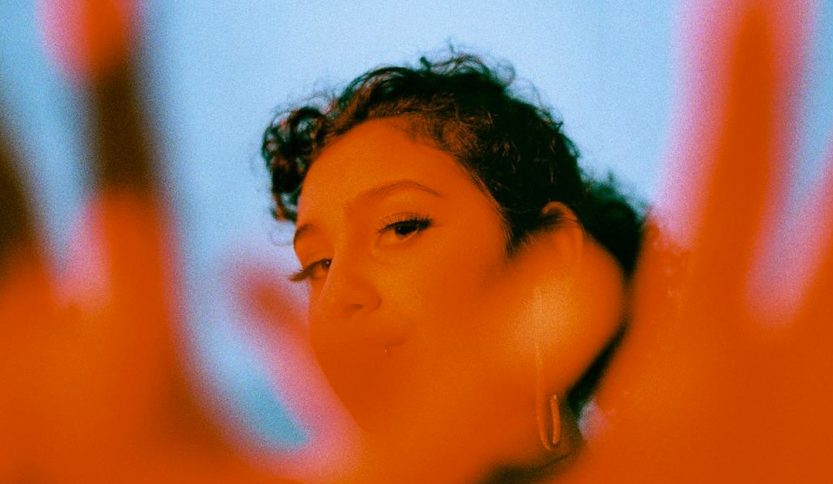 Foto di Sexile con mani davanti al viso.