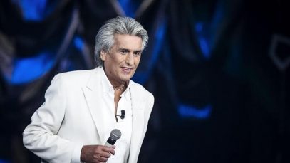 Foto di Toto Cutugno in completo bianco