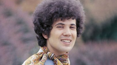 Foto di Lucio Battisti con foulard