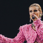 Foto di Beatrice Quinta con giacca rosa