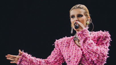 Foto di Beatrice Quinta con giacca rosa