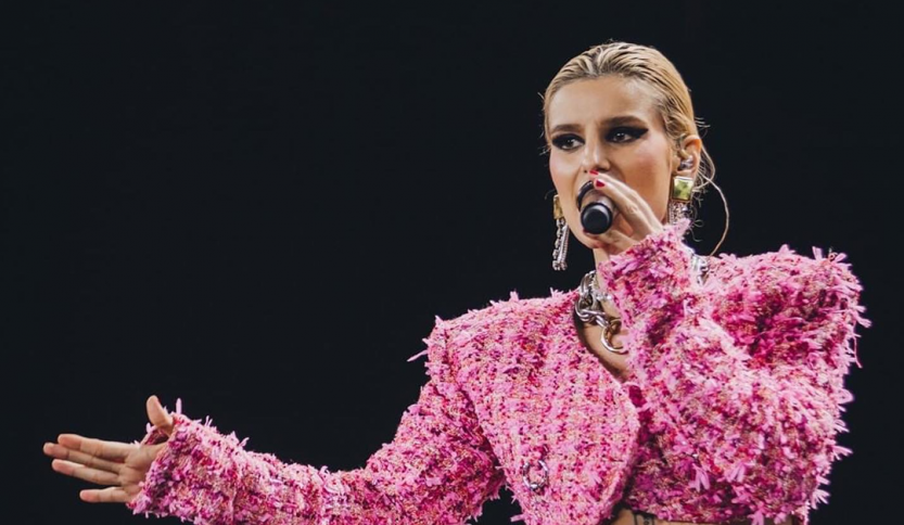 Foto di Beatrice Quinta con giacca rosa