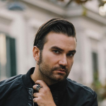 Foto di Davide Petrella con sfondo di un palazzo