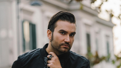 Foto di Davide Petrella con sfondo di un palazzo