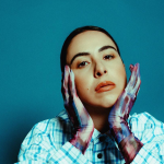 Federica Abbate con sfondo blu