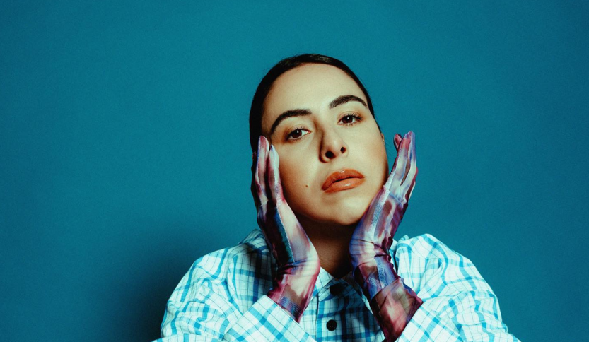 Federica Abbate con sfondo blu