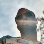 Foto di Hodie con sfondo di un cielo.