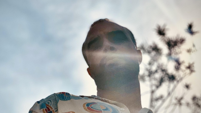 Foto di Hodie con sfondo di un cielo.