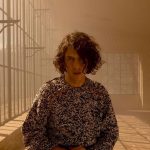 Motta in uno scatto annuncio del album