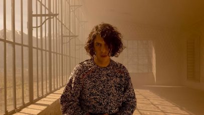 Motta in uno scatto annuncio del album