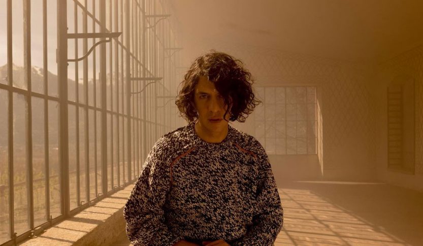 Motta in uno scatto annuncio del album