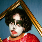 Foto di Sami River con quadro e trucco da clown