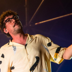 Willie Peyote s sfondo scuro