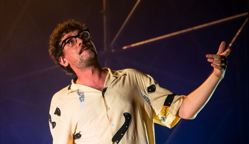 Willie Peyote s sfondo scuro