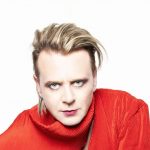 Andy Bluvertigo con una mantella rossa