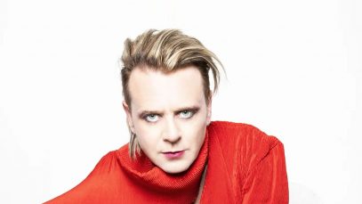 Andy Bluvertigo con una mantella rossa