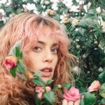 Angelica in uno scatto tra i fiori