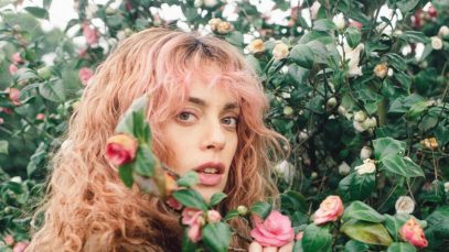 Angelica in uno scatto tra i fiori