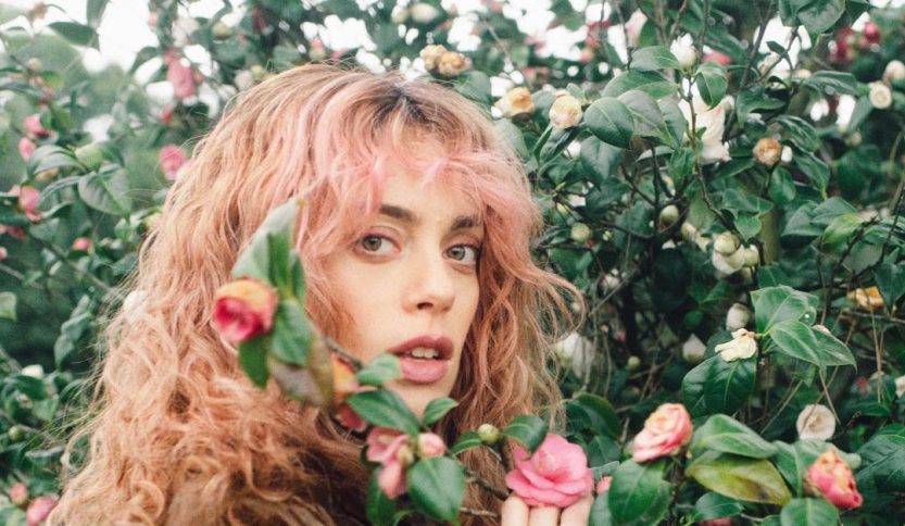 Angelica in uno scatto tra i fiori