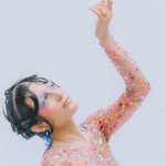 Elasi sul set di un videoclip