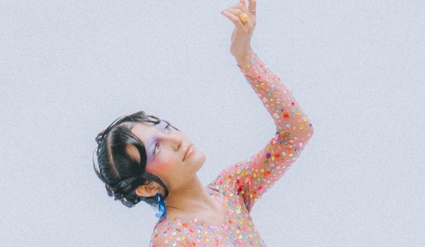 Elasi sul set di un videoclip